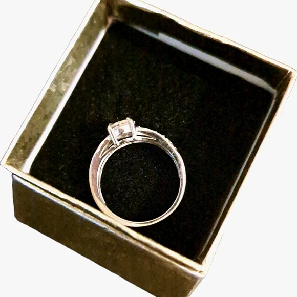 Women's size 5 silver 925 ring - Picture 2 of 3